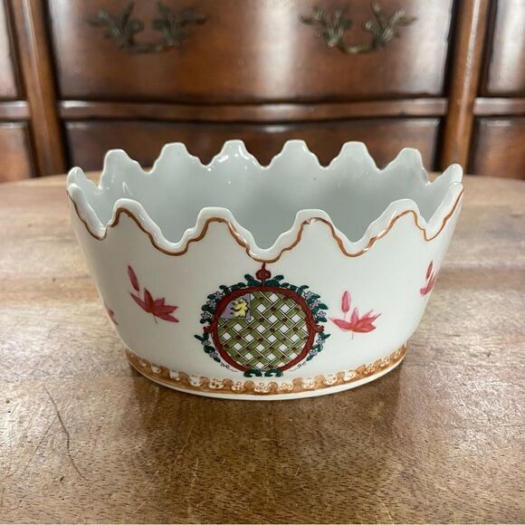 Petite vintage scalloped cachepot with regal design - Picture 2 of 5
